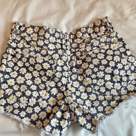 Short Zara à fleurs. Taille haute.
Floral  Daisy print high waist Denim  short - Picture 2 of 3